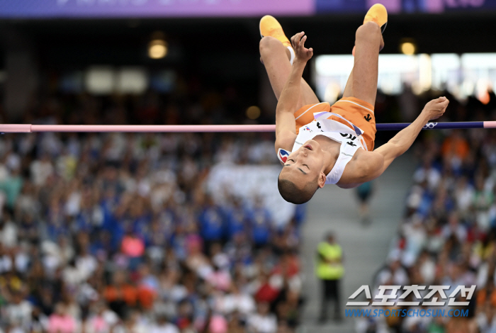 'Ah! 2m31' Smile Jumper Woo Sang-hyuk finishes 7th with 2m27, Korea Track & Field's first medal attempt 'Failed in the end'