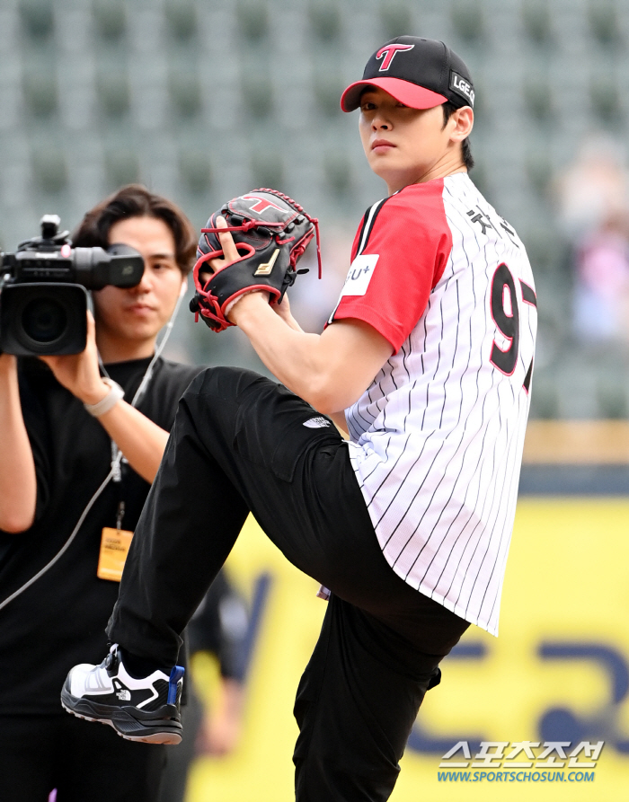 Cha Eun-woo's powerful first pitch on the mound in Jamsil for the first time in three years 