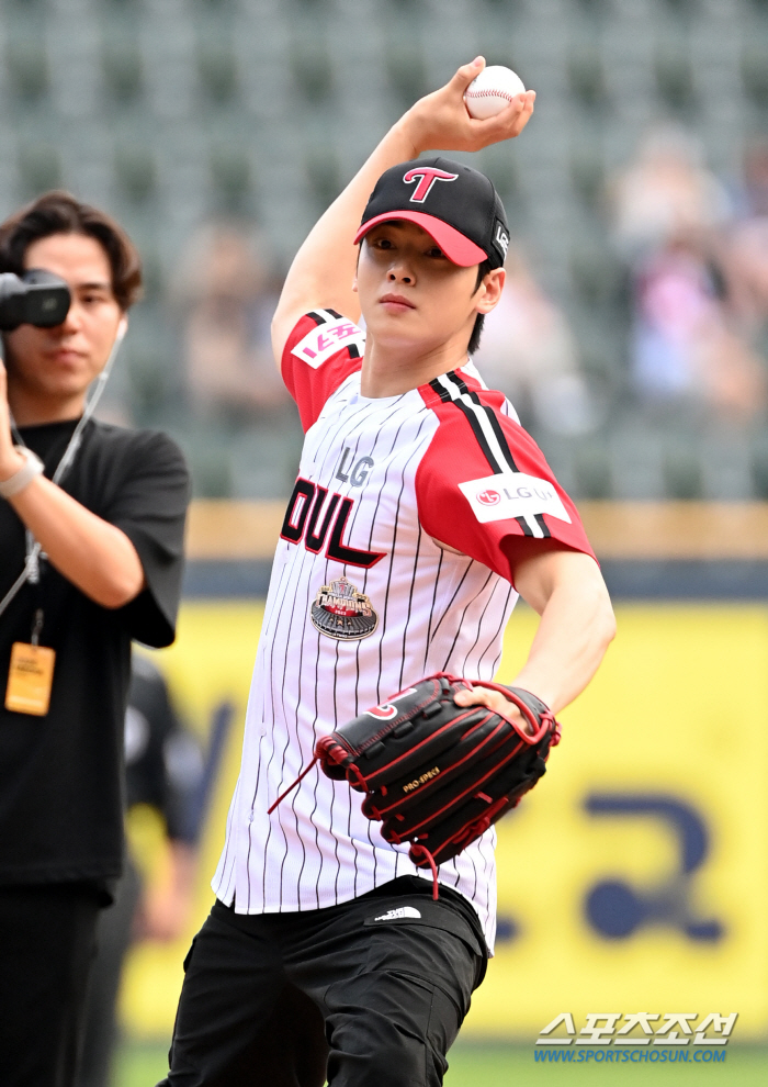 Cha Eun-woo's powerful first pitch on the mound in Jamsil for the first time in three years 