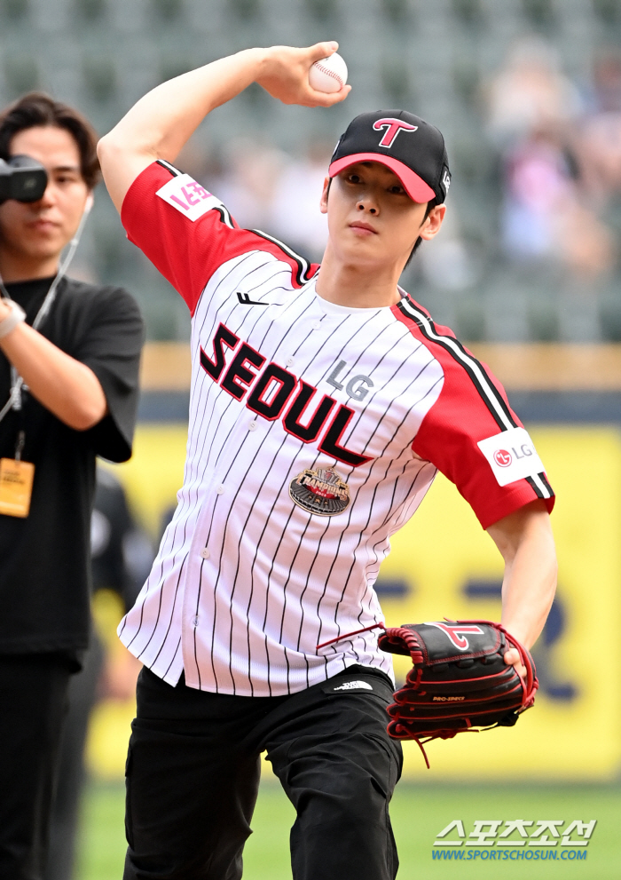 Cha Eun-woo's powerful first pitch on the mound in Jamsil for the first time in three years 