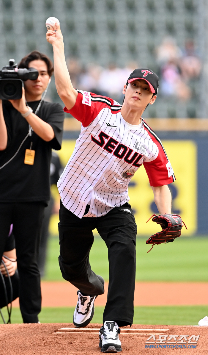 Cha Eun-woo's powerful first pitch on the mound in Jamsil for the first time in three years 