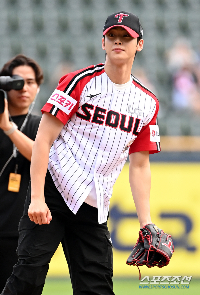 Cha Eun-woo's powerful first pitch on the mound in Jamsil for the first time in three years 