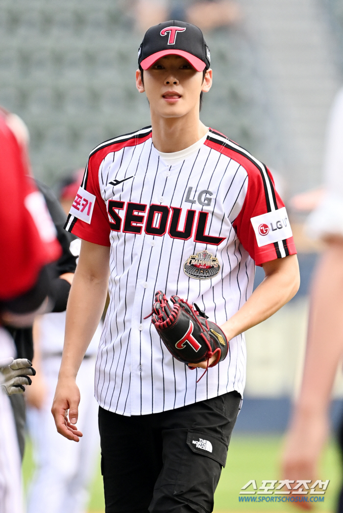 Cha Eun-woo's powerful first pitch on the mound in Jamsil for the first time in three years 