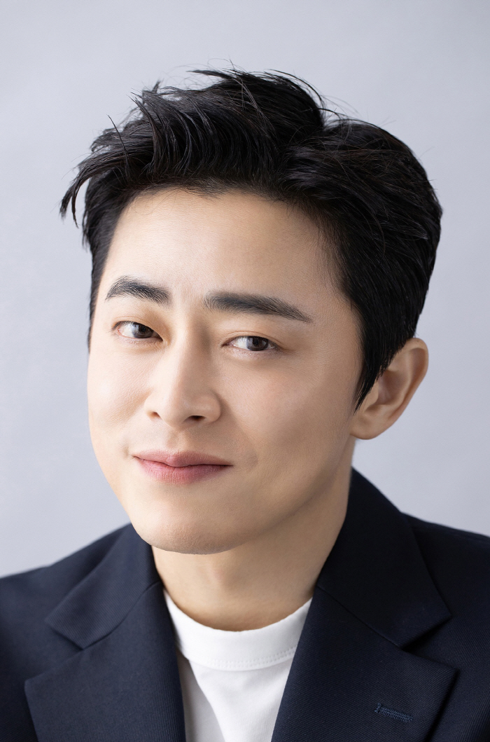 Cho Jung-seok, take over the theater..'pilot'·'land of happiness'1st and 2nd place in reservation rate'Large Ticket Power'