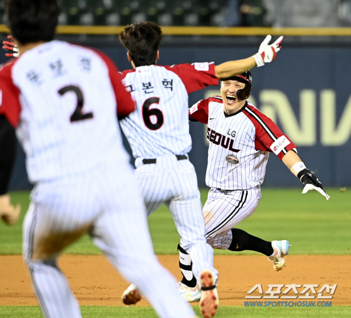 'Crazy' Two runs on errors in the top of the ninth inning → Austin solo shot in the bottom of the ninth inning → Park Dong-won's finishing two-run double. LG won four games in a row, with a 4-3 turnaround. 'Master of Reversing' is back. 