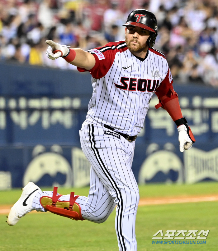 'Crazy' Two runs on errors in the top of the ninth inning → Austin solo shot in the bottom of the ninth inning → Park Dong-won's finishing two-run double. LG won four games in a row, with a 4-3 turnaround. 'Master of Reversing' is back. 