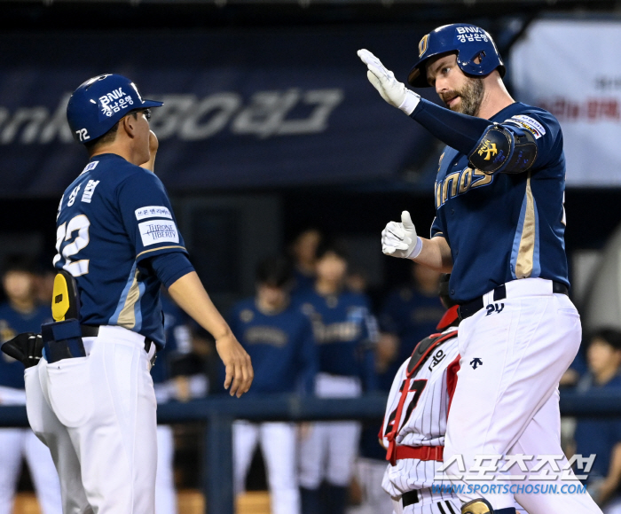 'Crazy' Two runs on errors in the top of the ninth inning → Austin solo shot in the bottom of the ninth inning → Park Dong-won's finishing two-run double. LG won four games in a row, with a 4-3 turnaround. 'Master of Reversing' is back. 