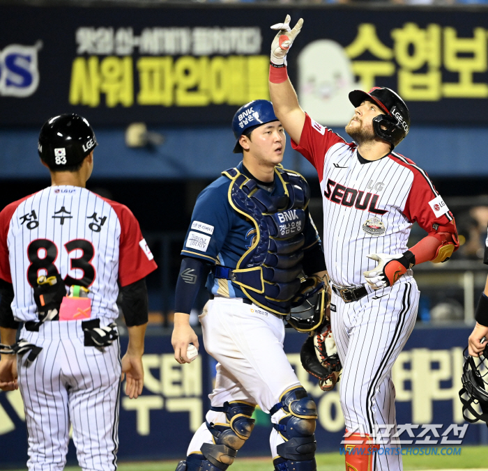 'Crazy' Two runs on errors in the top of the ninth inning → Austin solo shot in the bottom of the ninth inning → Park Dong-won's finishing two-run double. LG won four games in a row, with a 4-3 turnaround. 'Master of Reversing' is back. 