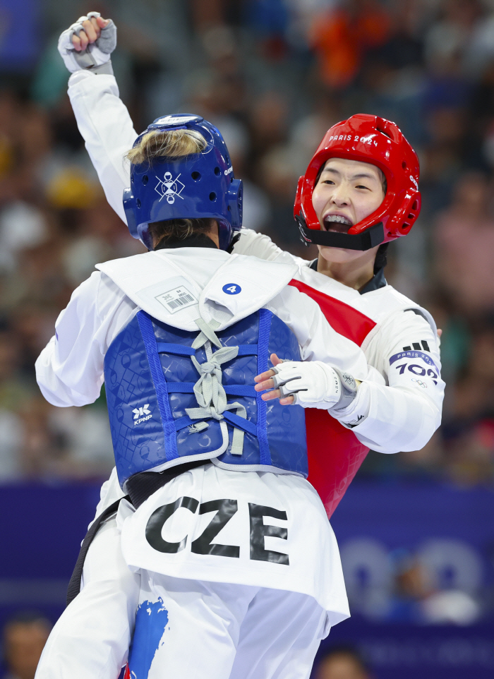 'Hangzhou final defeat avenged!' Taekwondo Lee Da-bin Beat Zhou Zi-chi and 67kg Overweight 'Going to the Quarterfinals'