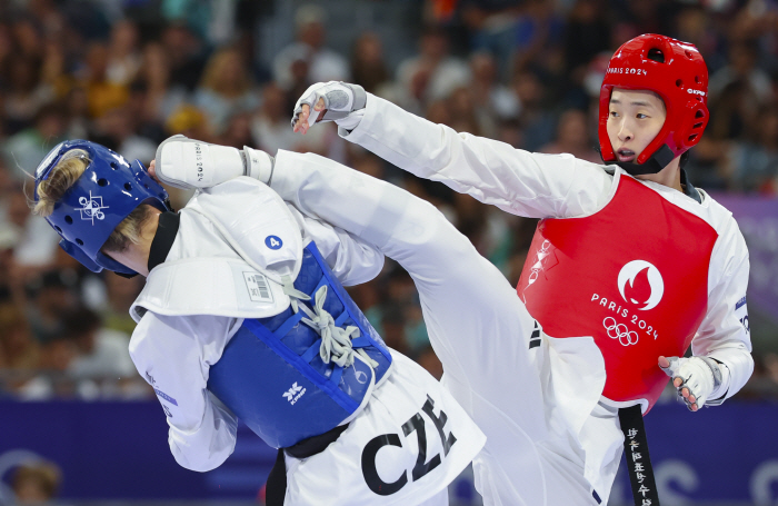 'Hangzhou final defeat avenged!' Taekwondo Lee Da-bin Beat Zhou Zi-chi and 67kg Overweight 'Going to the Quarterfinals'