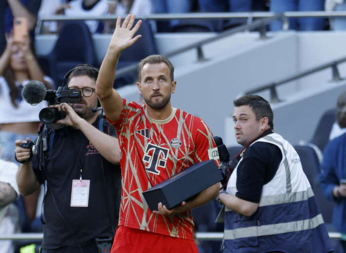 Harry Kane visits Tottenham's home stadium for the first time since transferring to B Munich. a standing ovation