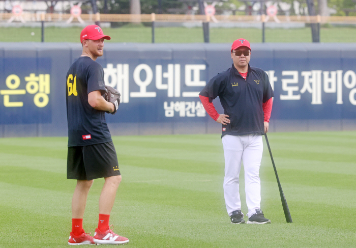 'It's not as fast as I thought it would be' Real, Lauer, a harsh reporting ceremony for his debut against Samsung, '3.1 innings, 2 homers, 4 runs' 