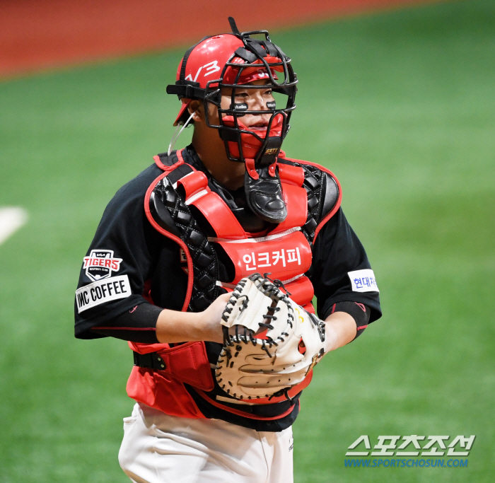 ML's 36-win big man's KBO debut, '25' Why the catcher wears a mask instead of'17-year veteran' 