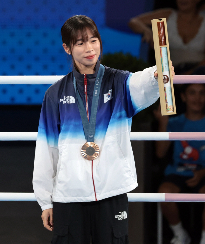  Taekwondo Kim Tae-joon-Boxing 銅 Lim Ae-ji at the closing ceremony of the Korean team