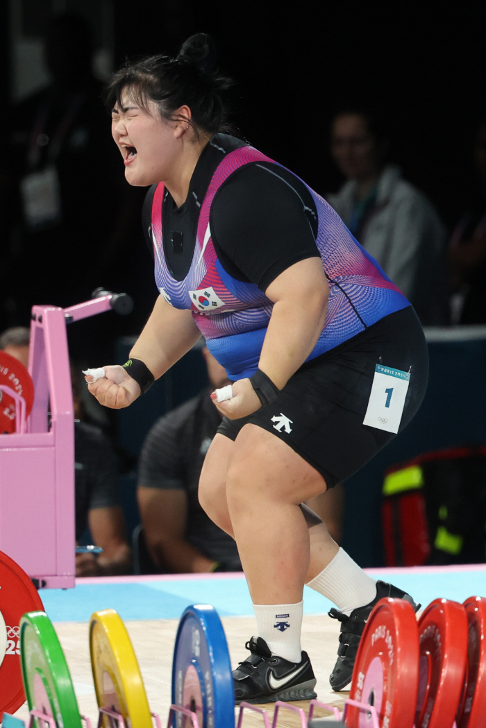 Park Hye-jeong's first Olympic silver medal! A total of 299 kg 'Korean new record'...the first medal of a weightlifting competition