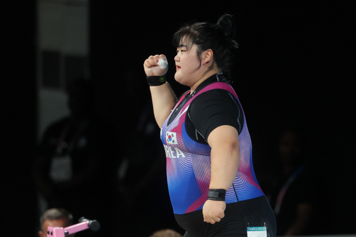 Park Hye-jeong's first Olympic silver medal! A total of 299 kg 'Korean new record'...the first medal of a weightlifting competition