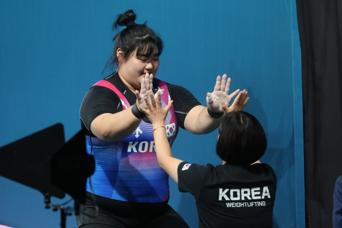 Park Hye-jeong's first Olympic silver medal! A total of 299 kg 'Korean new record'...the first medal of a weightlifting competition