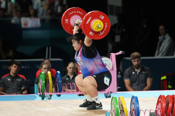 Park Hye-jeong's first Olympic silver medal! A total of 299 kg 'Korean new record'...the first medal of a weightlifting competition