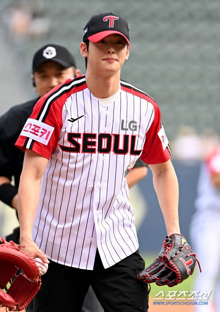  Cha Eun-Woo looks cool even when he throws a ball