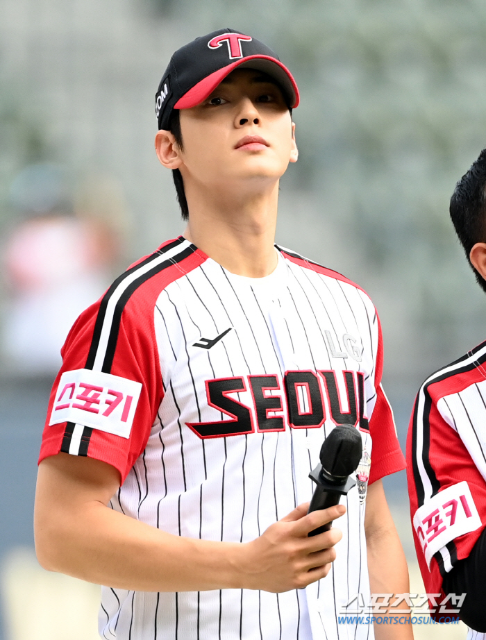  Cha Eun-Woo shows off his beauty at the ballpark