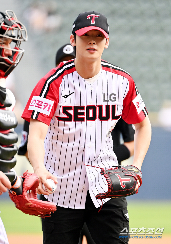  Cha Eun-Woo, you look great in uniform