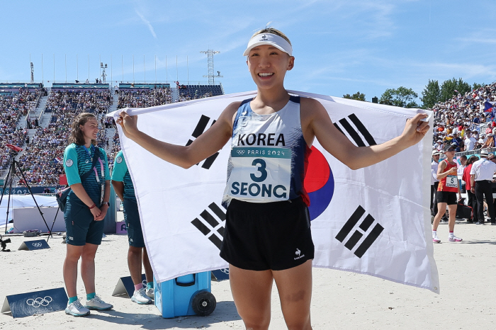 'Storm Rebellion, Medal of Fighting Spirit' 'Attractive Iron Lady'Seong Seung-min, the first bronze medal history of women in modern pentathlon 亞 