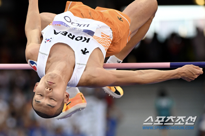 Unfortunately, the medal failed, and in the end, Woo Sang-hyuk showed tears. 'I'm sorry to the coach, and I'll try to go all the way to the LA Olympics.''