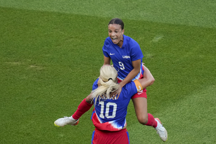 U.S.  3 consecutive Olympic jinx Brazil to recover to the top for the first time in 12 years. U.S. wins 1-0 women's final over Brazil