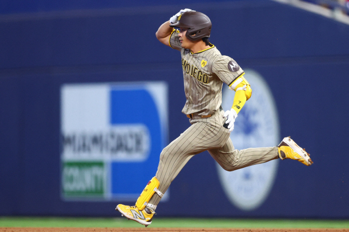 3 strikeouts-1 mistake Kim Ha-sung's tie-breaking home run → overturned to a double, 'Video review was correct' SD manager...3G hits in a row, though