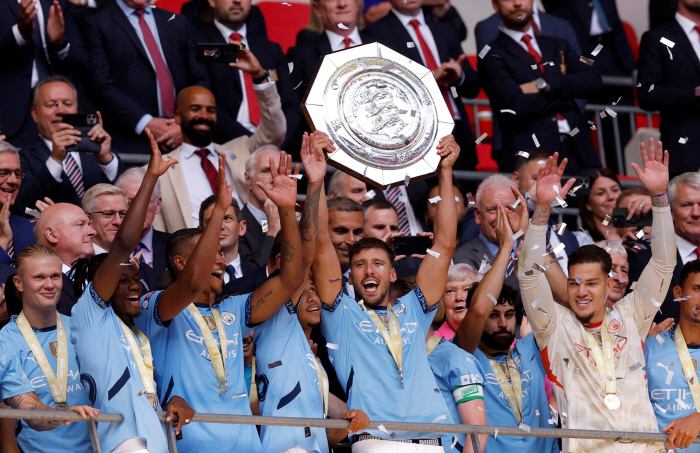 Aren't you crazy?' Aren't freshmen on the same team...Manchester City, Trophy 'ceremony passing' Controversy → Fans also 'I don't know why.'