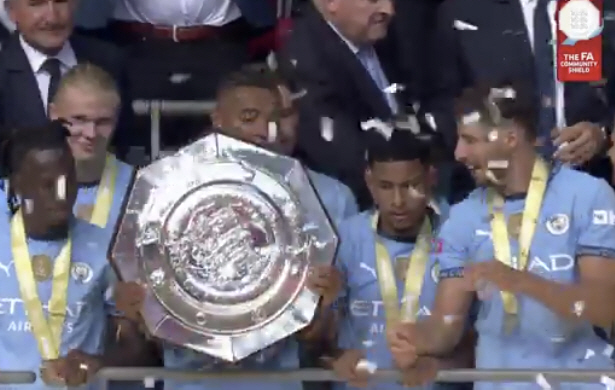 Aren't you crazy?' Aren't freshmen on the same team...Manchester City, Trophy 'ceremony passing' Controversy → Fans also 'I don't know why.'