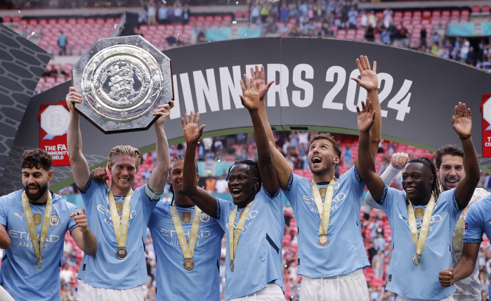 Aren't you crazy?' Aren't freshmen on the same team...Manchester City, Trophy 'ceremony passing' Controversy → Fans also 'I don't know why.'