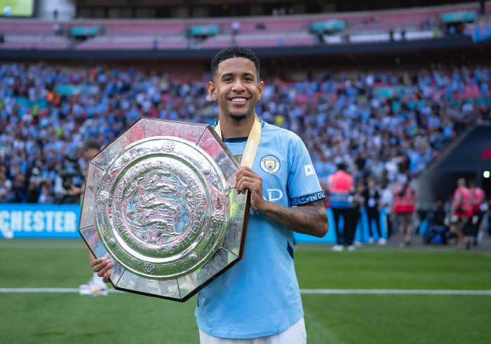 Aren't you crazy?' Aren't freshmen on the same team...Manchester City, Trophy 'ceremony passing' Controversy → Fans also 'I don't know why.'