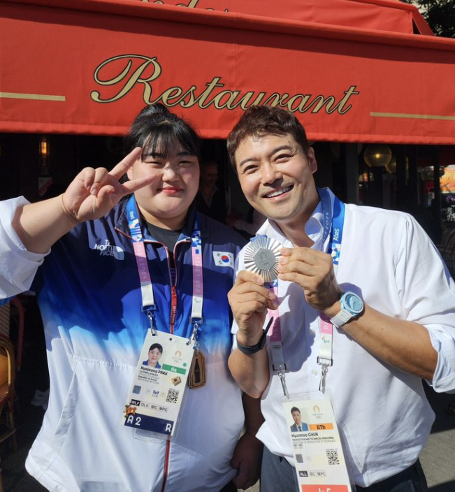 Jeon Hyun-moo smiles with Park Hye-jeong silver medal in weightlifting 'Thanks to Hye-jeong, the ratings gold medal!'