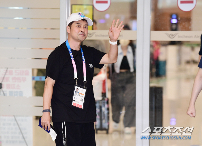 Jeon Hyun-moo, who kept his promise with Park Hye-jung in weightlifting, returned home with the team after the Paris Olympics broadcast