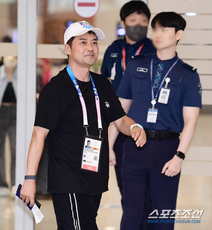 Jeon Hyun-moo, who kept his promise with Park Hye-jung in weightlifting, returned home with the team after the Paris Olympics broadcast