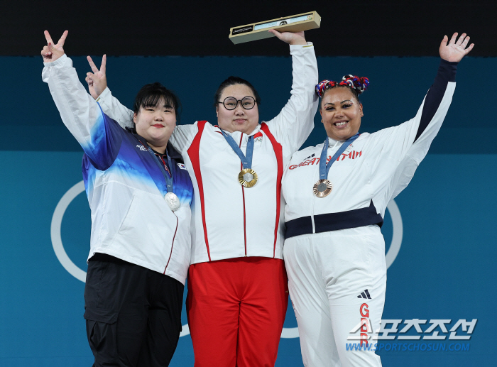 Jeon Hyun-moo, who kept his promise with Park Hye-jung in weightlifting, returned home with the team after the Paris Olympics broadcast