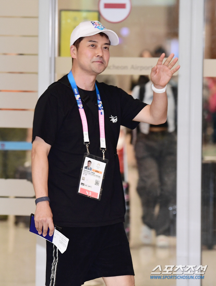 Jeon Hyun-moo, who kept his promise with Park Hye-jung in weightlifting, returned home with the team after the Paris Olympics broadcast