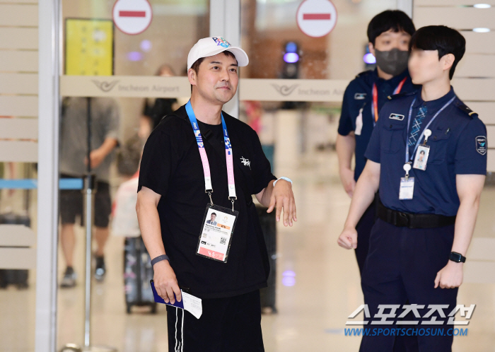 Jeon Hyun-moo, who kept his promise with Park Hye-jung in weightlifting, returned home with the team after the Paris Olympics broadcast