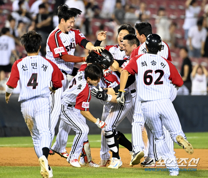 'KIA-LG Game Cha' This weekend's 3rd consecutive game. LG has won four games in a row since Hernandez came... KIA is worried about Lauer's four runs in 3.1 innings 