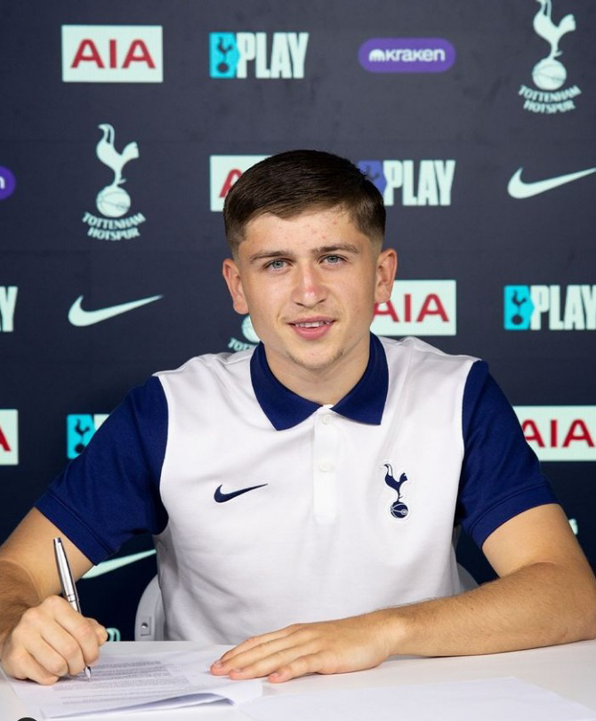 'You're a year younger than Yang Minhyuk' Tottenham announces a professional contract with Moore on the day after his 17th birthday'SON-loving'