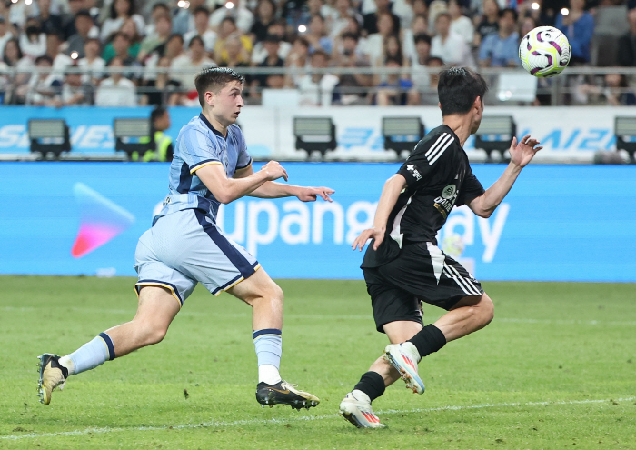 'You're a year younger than Yang Minhyuk' Tottenham announces a professional contract with Moore on the day after his 17th birthday'SON-loving'