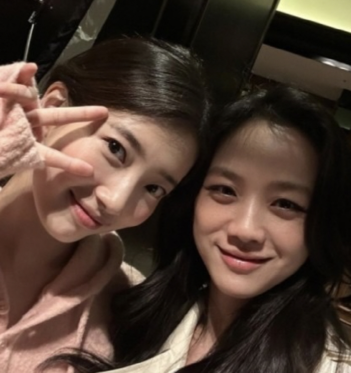 Suzy and Song Hye-kyo are moved by their support. Friendship beyond the 13-year-old age gap