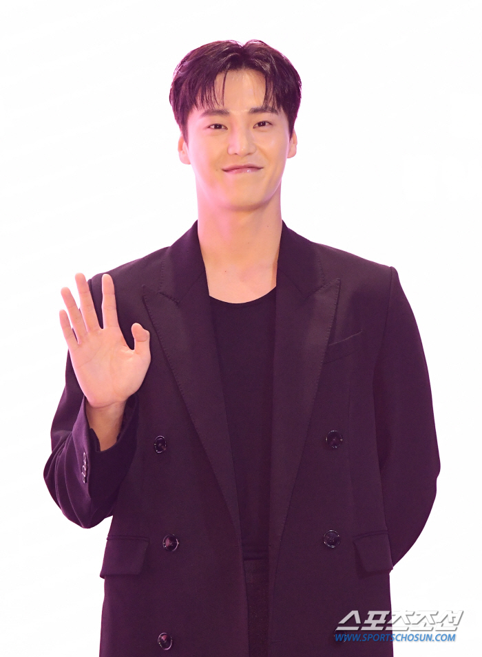 'DNA Rubber'Lee Tae-hwan''When I was a soldier, I met the director-writer for the first time, and it came to me with the freshness of the DNA material'