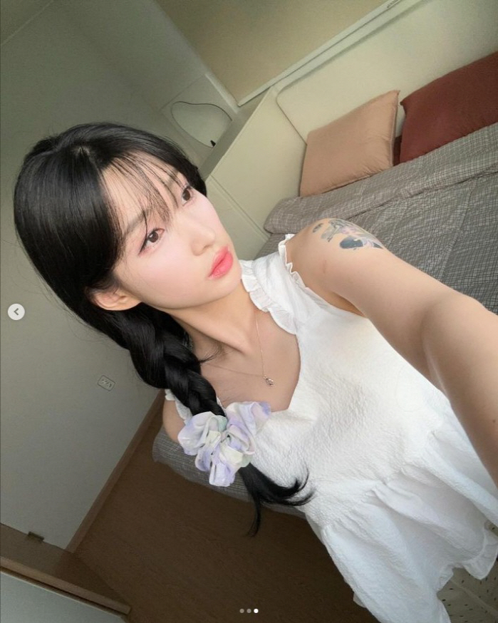 ''Dolsing' Yulhee, in an innocent mood, '18 cm Tattoo' unexpected charm.'