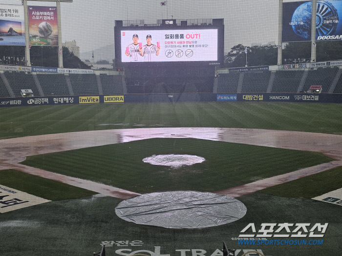 'How can this be?' Like a disaster movie-like downpour, the water in Jamsil, and the infield, the Lotte-Doosan match is likely to be difficult. 