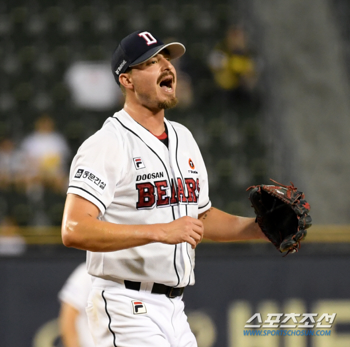 'How can this be?' Like a disaster movie-like downpour, the water in Jamsil, and the infield, the Lotte-Doosan match is likely to be difficult. 