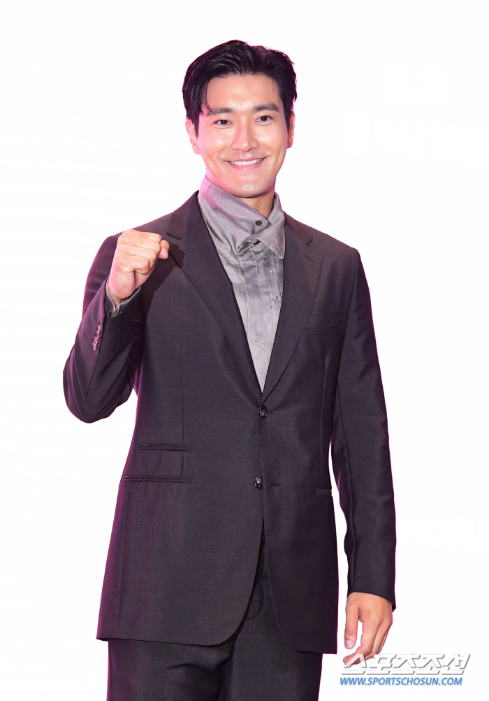  Choi Siwon 'Fist up! a confident smile'