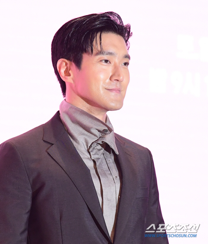  Choi Siwon 'Still looking cool'