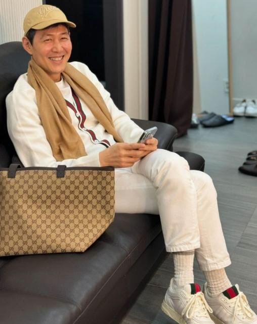  'Accused of fraud → Right, right, right' Lee Jung-jae 'Thank you for Gucci's vacation gift ♥'